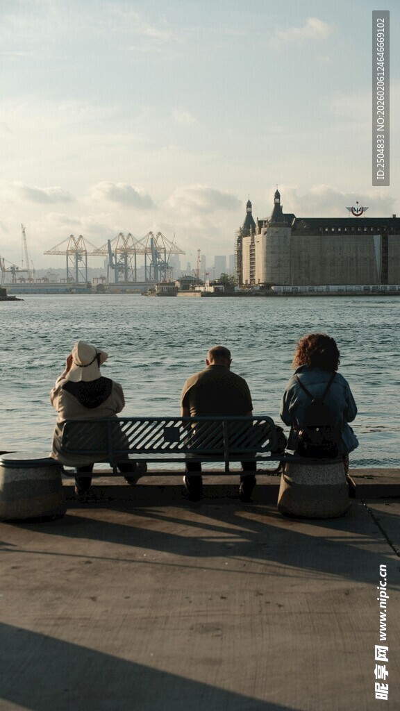 海边长椅上的静谧三人
