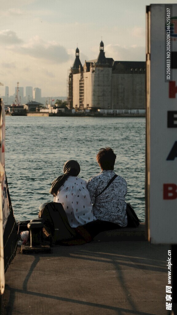 海边长椅上的两人身影