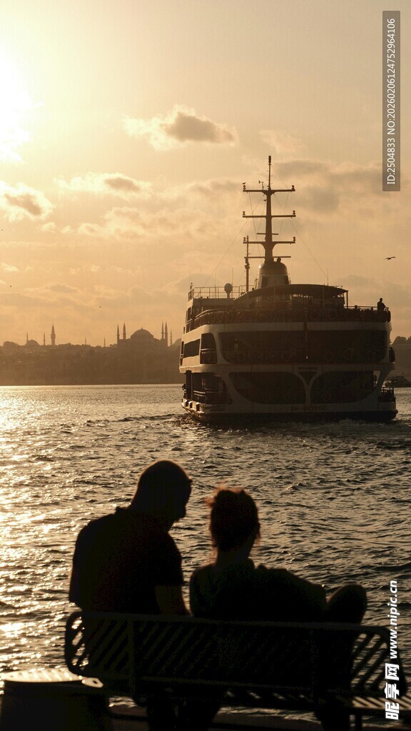 夕阳下情侣赏江景