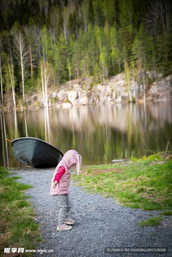 湖畔露营的温馨瞬间