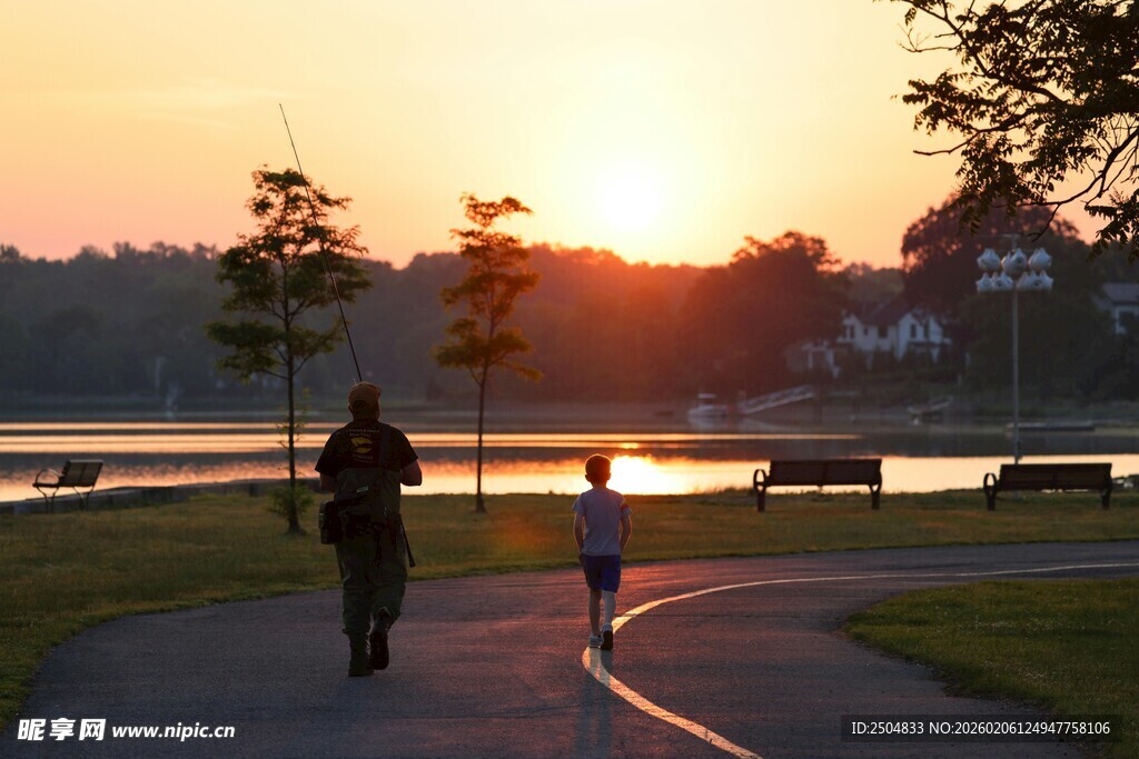 夕阳下的公园漫步场景