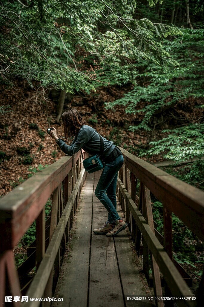 徒步者在林间木桥上探索