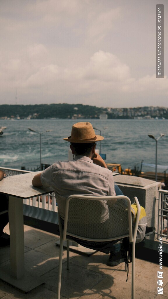 老人独坐赏海景