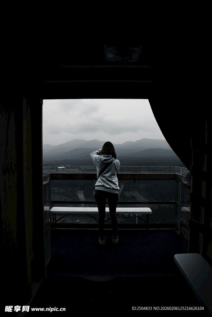 窗边女子眺望阴沉天空