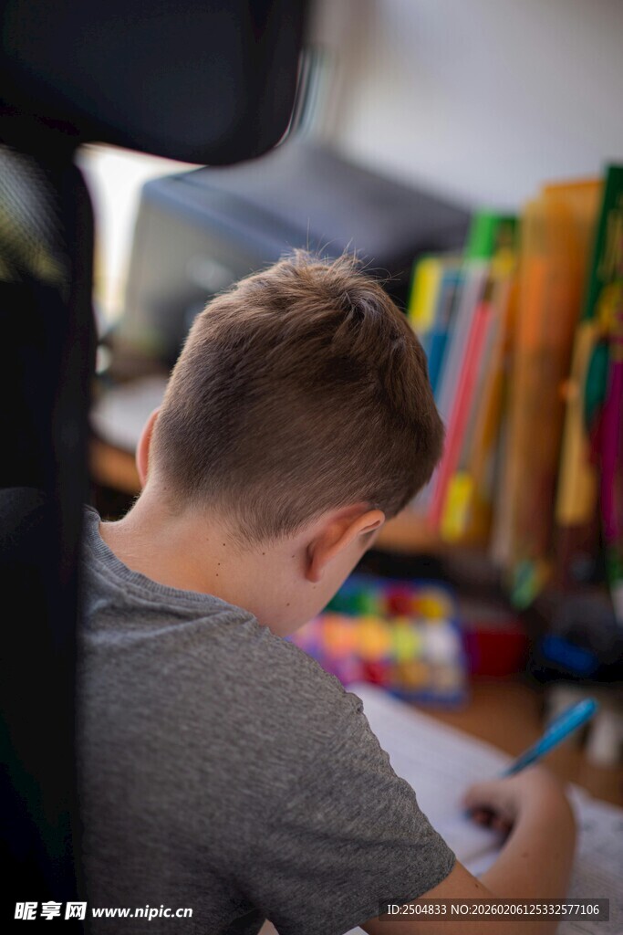 男孩专注于手绘创作