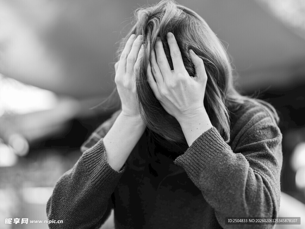 女子双手捂脸显焦虑