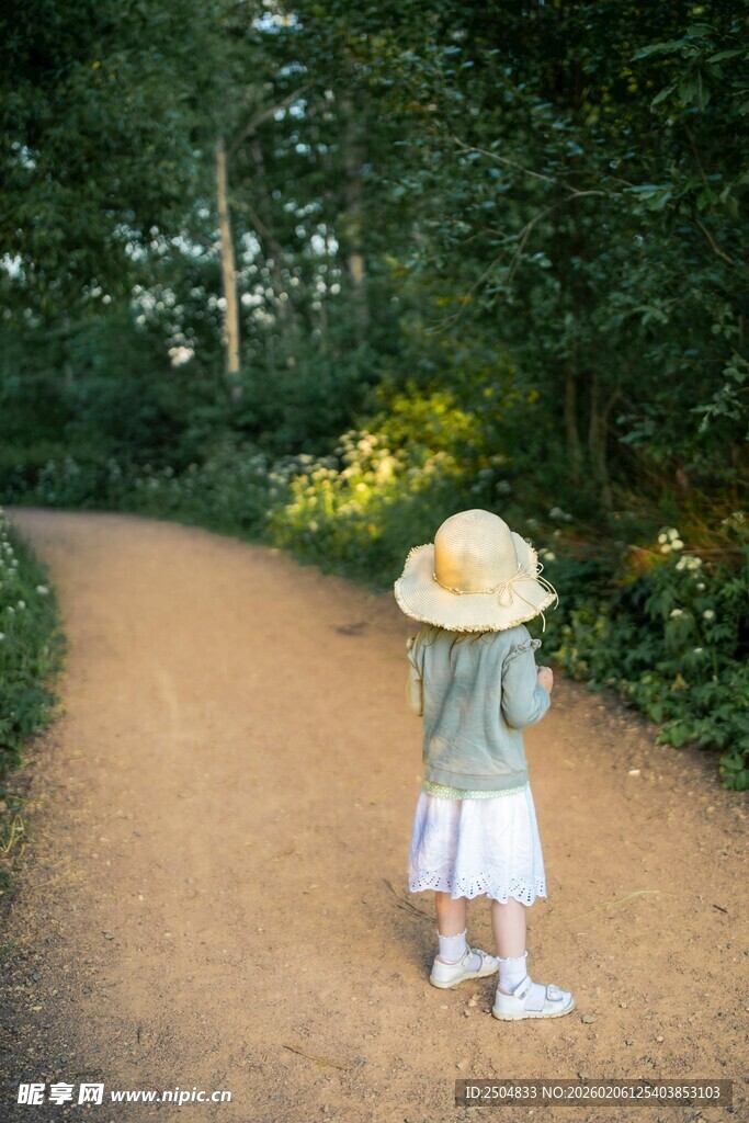小女孩漫步于林间小道