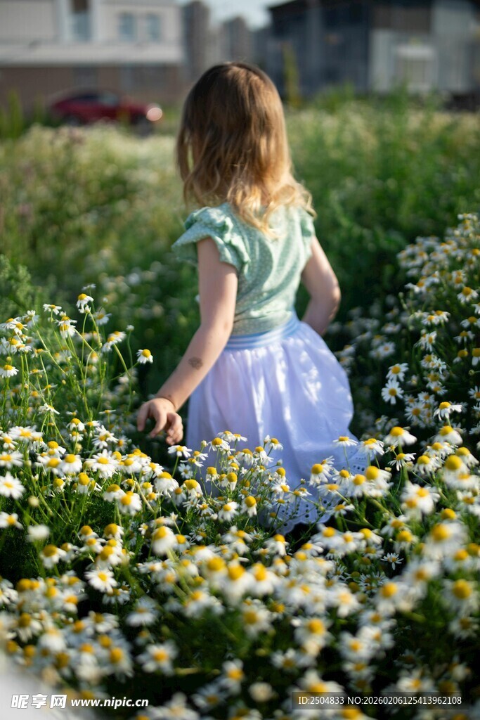 花丛中漫步的可爱小女孩