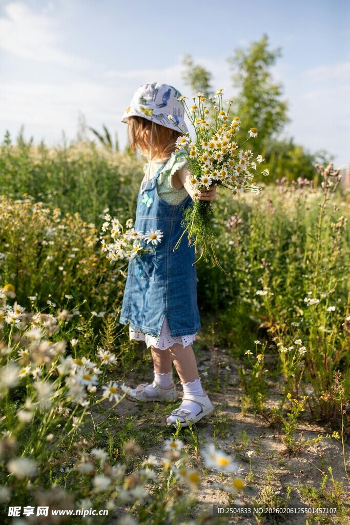 田野中漫步的可爱小女孩