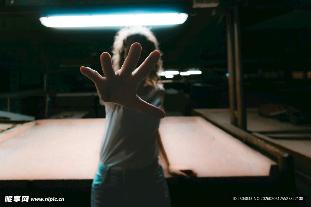 台球室中的手势特写