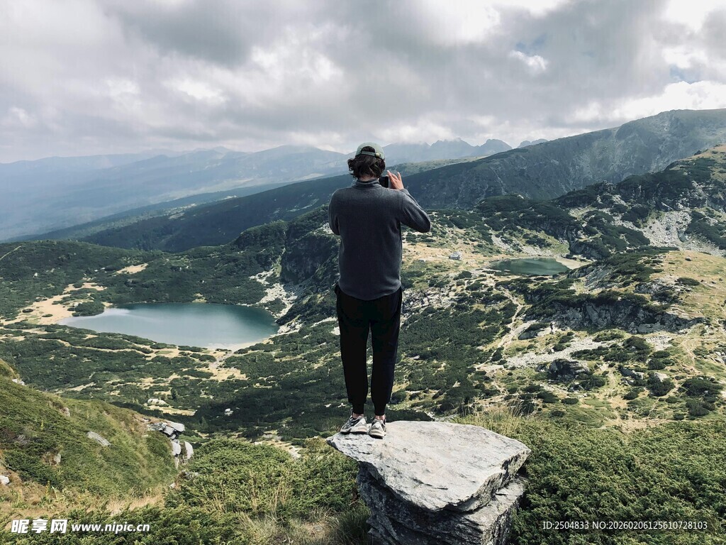 男子山顶俯瞰壮丽风景