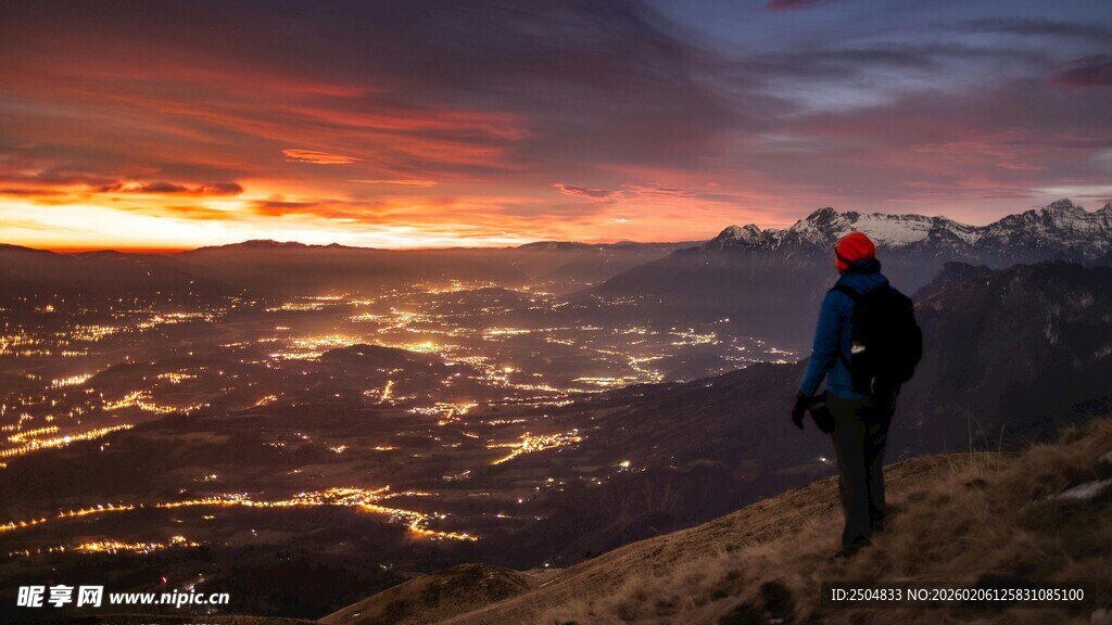 登山者赏壮丽日落美景