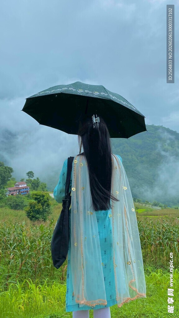 雨中汉服女子漫步绿野