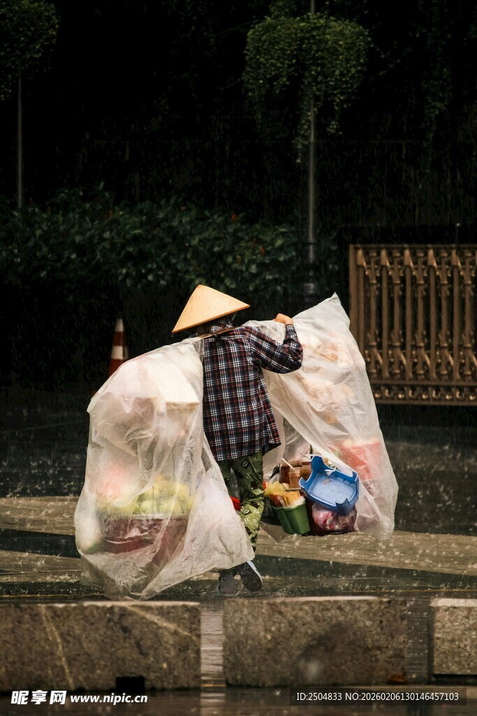 河边撑袋劳作的传统身影