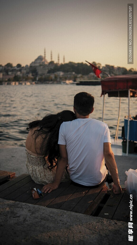 情侣河畔依偎赏美丽景致