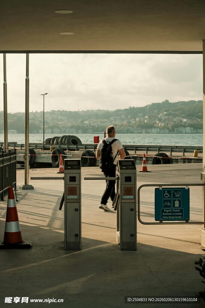 机场外行人与车辆场景