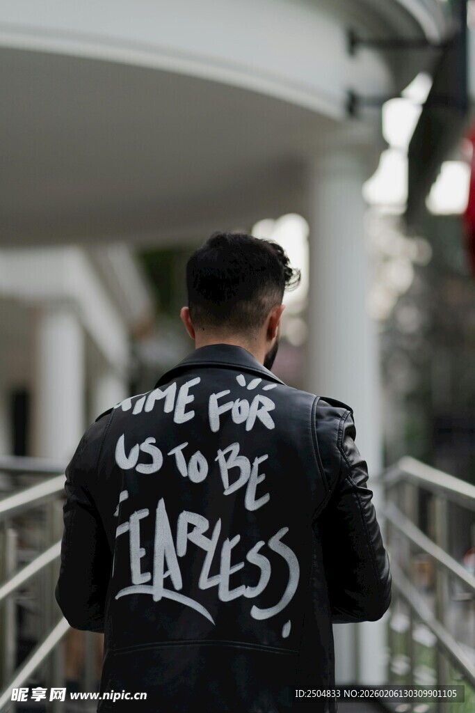 个性涂鸦皮衣男士背影