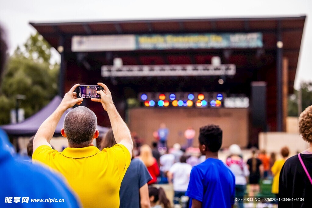 观众现场拍摄舞台表演