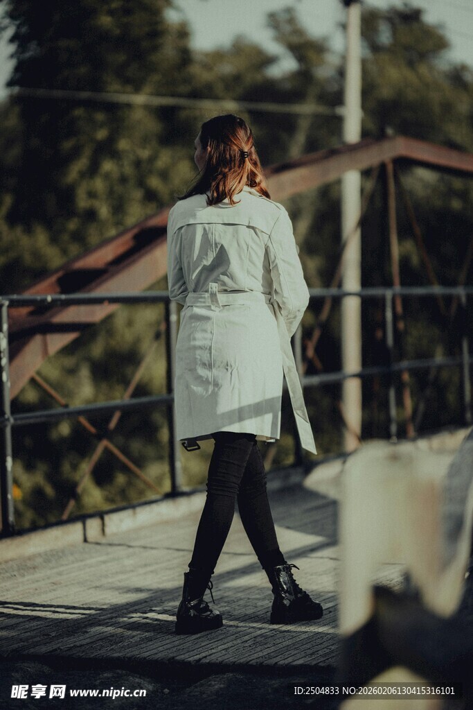 复古风女子于户外优雅而立