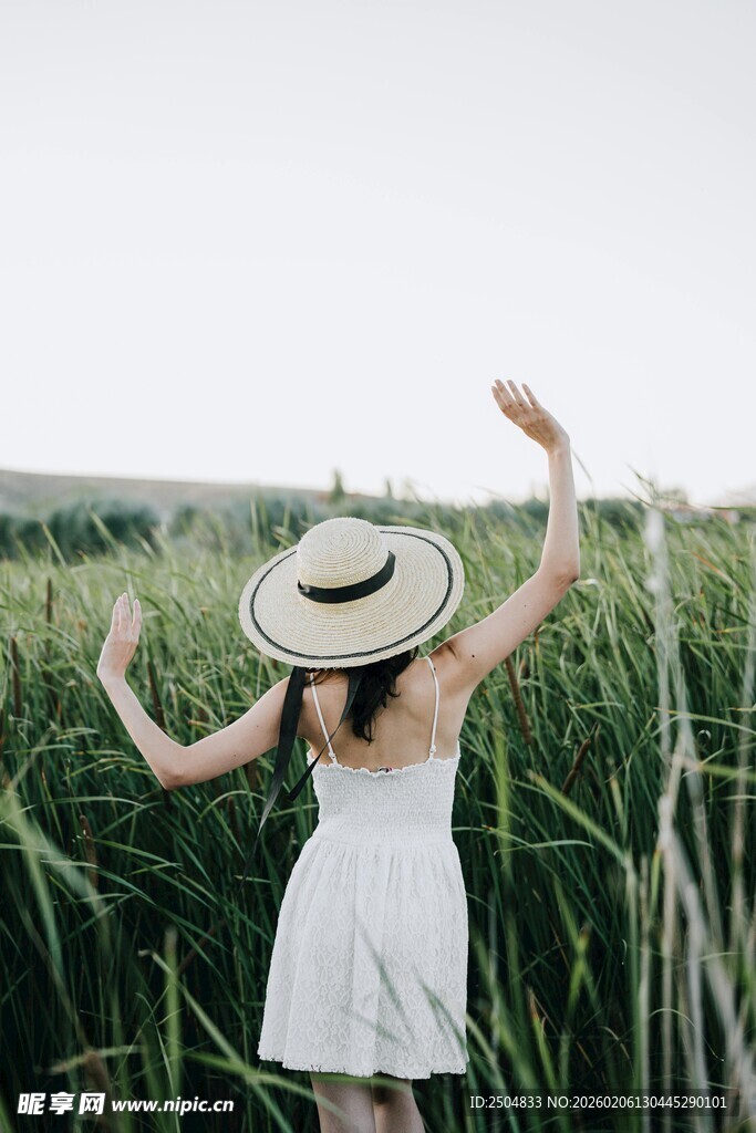 田野中女孩惬意舒展身姿