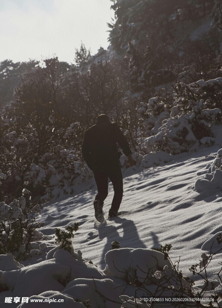 徒步者在山间岩石上前行