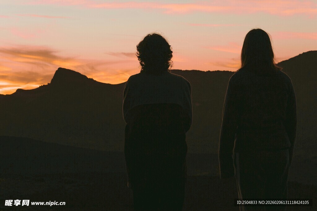 夕阳下的两人背影