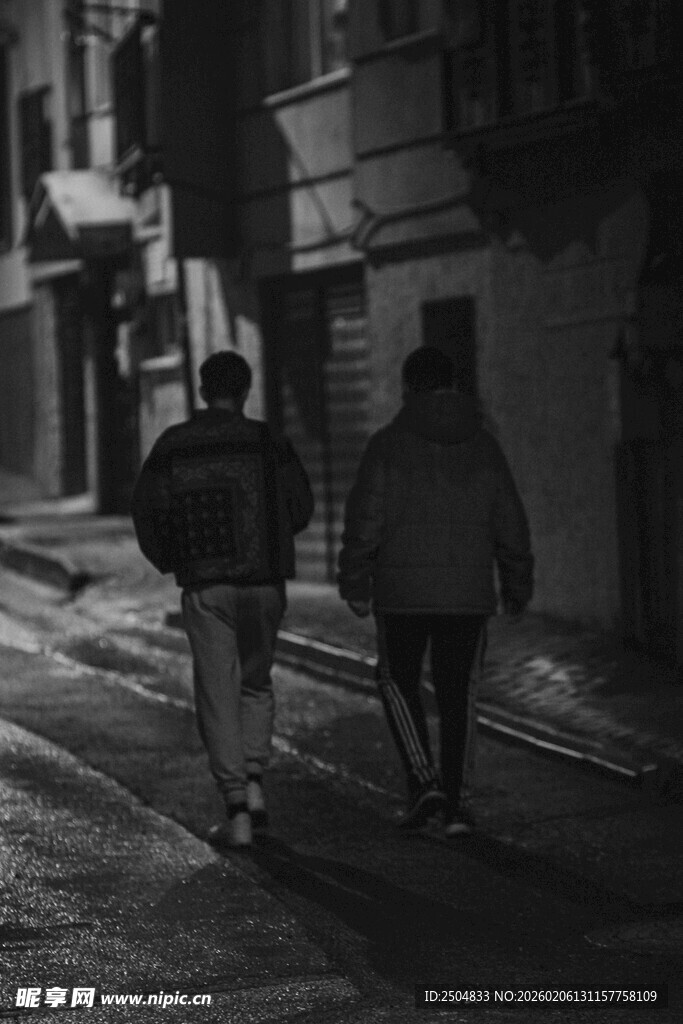 街道上两人的背影