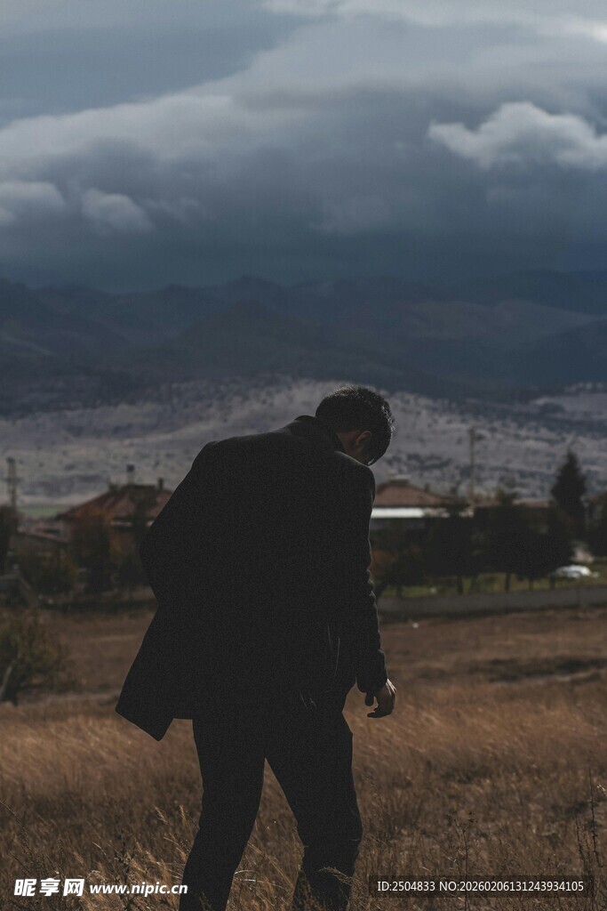 孤独行者于旷野之上