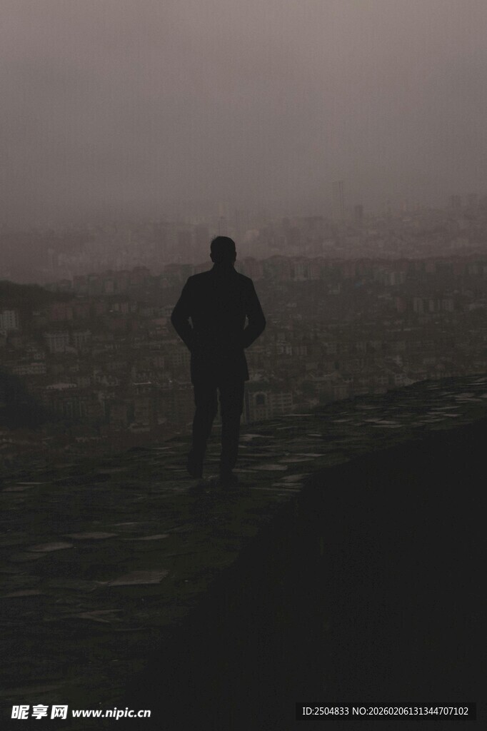 雾中独行的孤寂身影