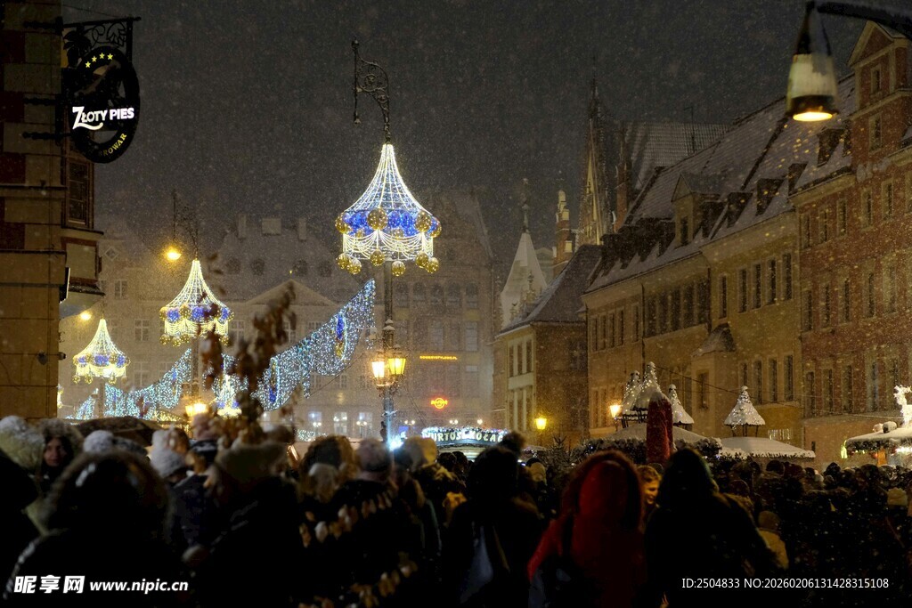 圣诞夜热闹的集市景象