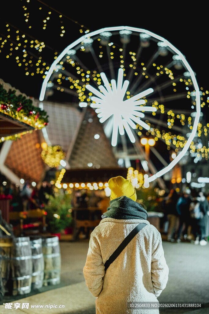 夜晚街头赏景的独行身影