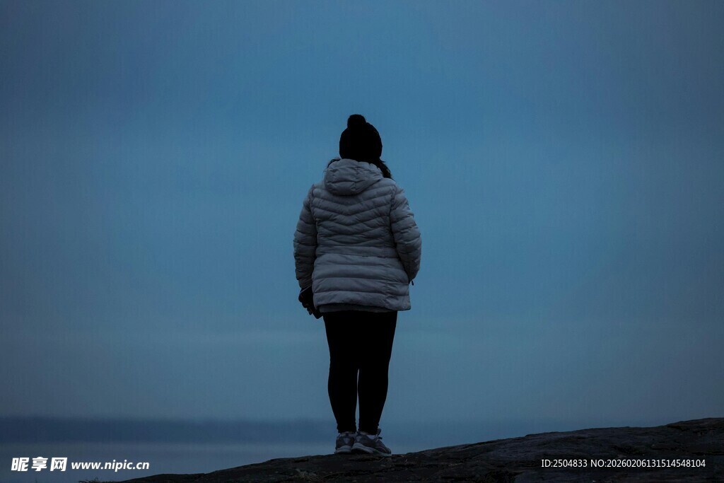 孤独背影 凝望远方的旅人