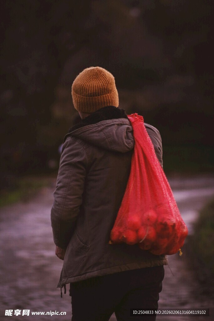 雨中独行者背红袋前行