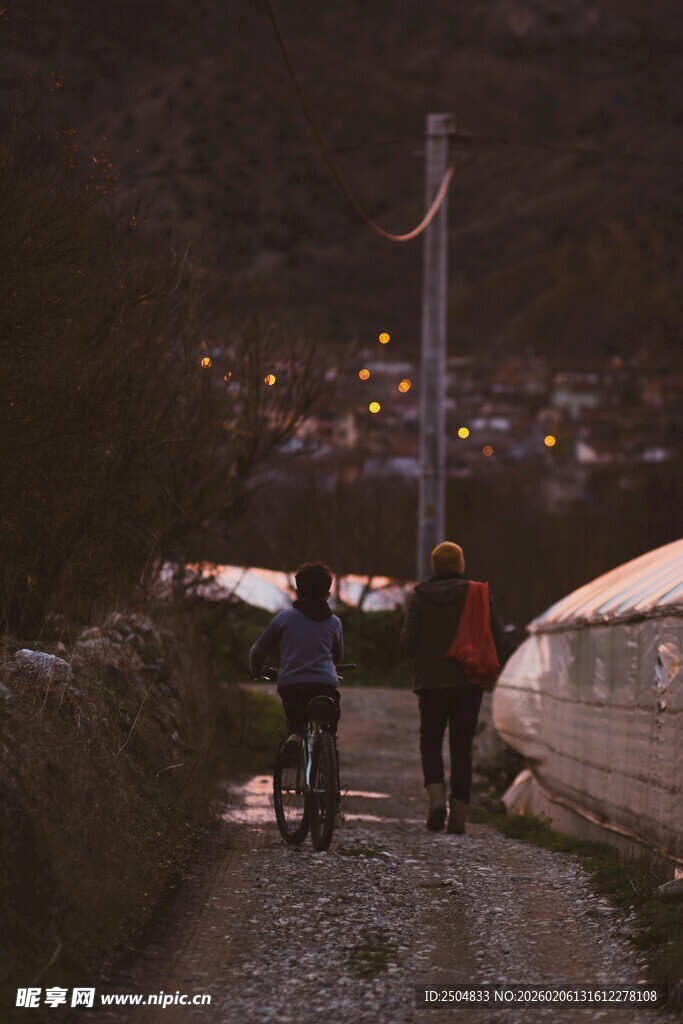 夜晚山间小路上的徒步者