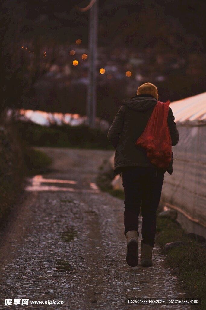 夜晚独行的背包旅人