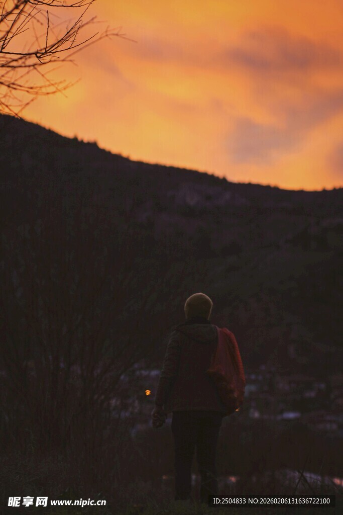 夕阳下的徒步者