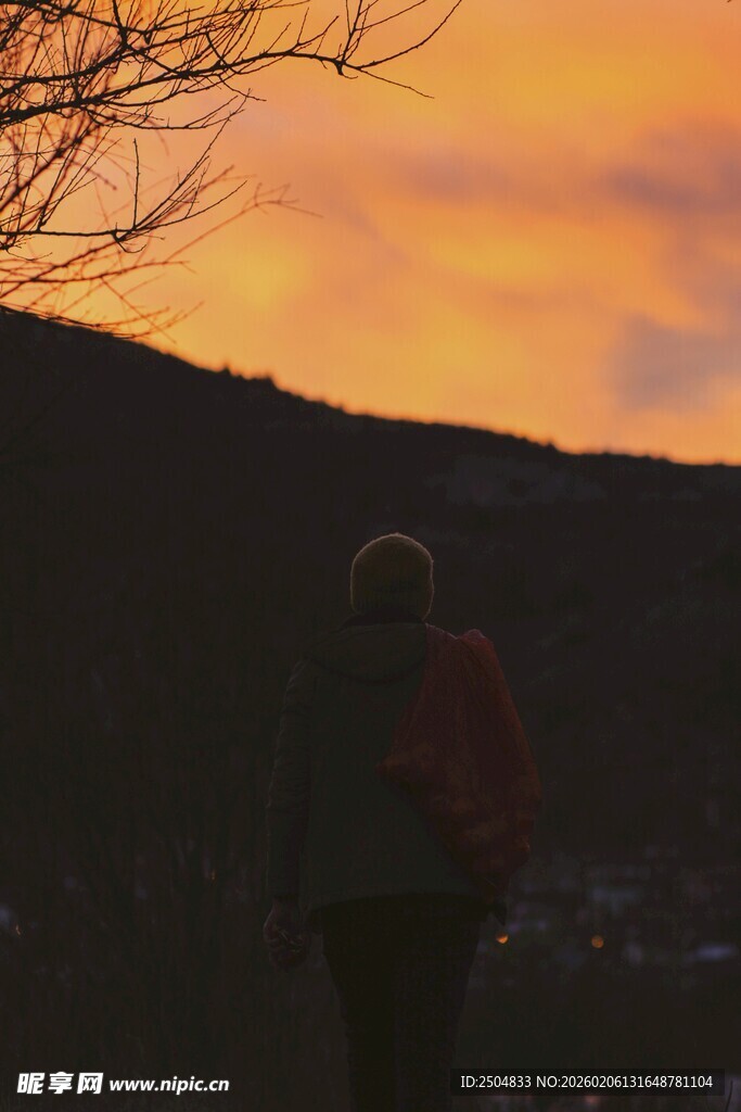 夕阳下的背包旅人