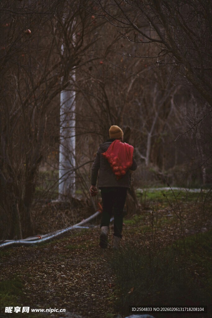 冬日独行的红衣人