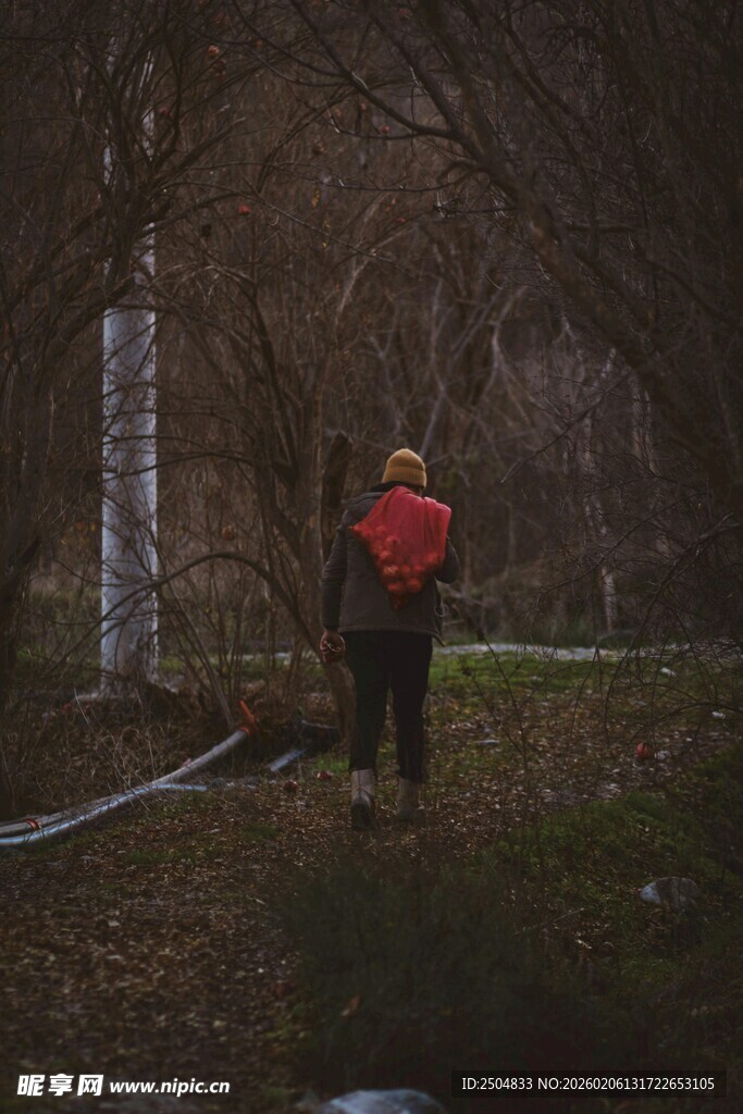 冬日独行的红衣人
