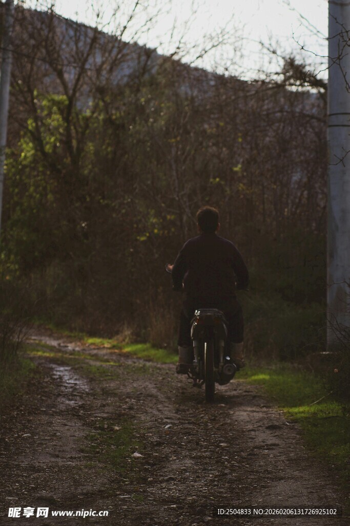 骑行者在乡间小道穿行