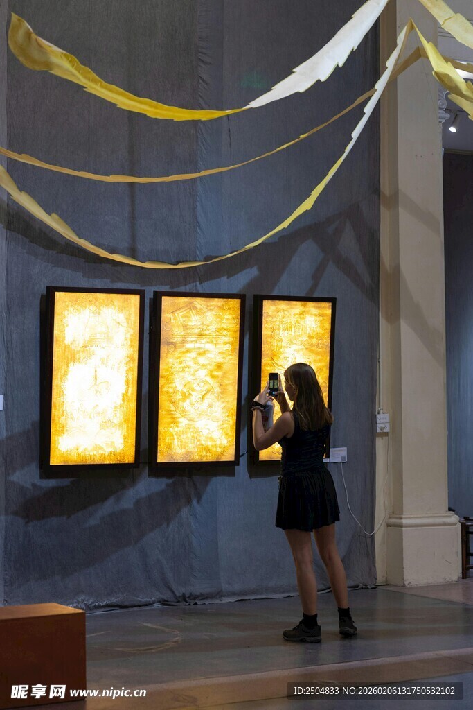 女子赏鉴展厅内艺术画作