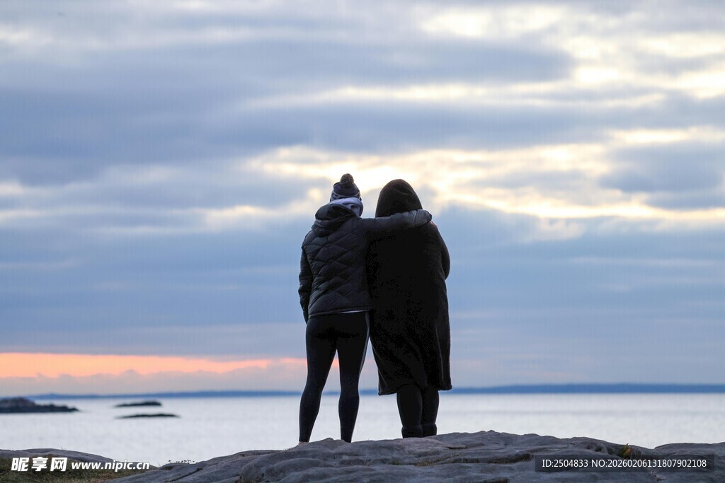 海边三人共赏黄昏美景