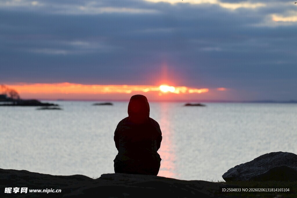 一人赏海边壮丽日落美景