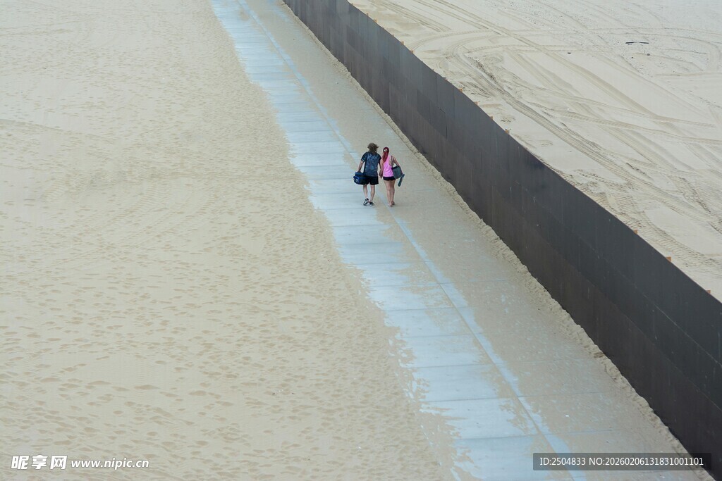  漠中两人沿水道前行