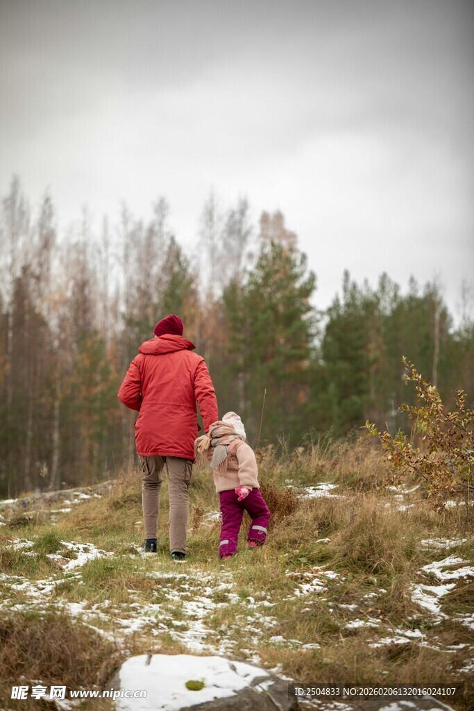 冬日亲子漫步林间