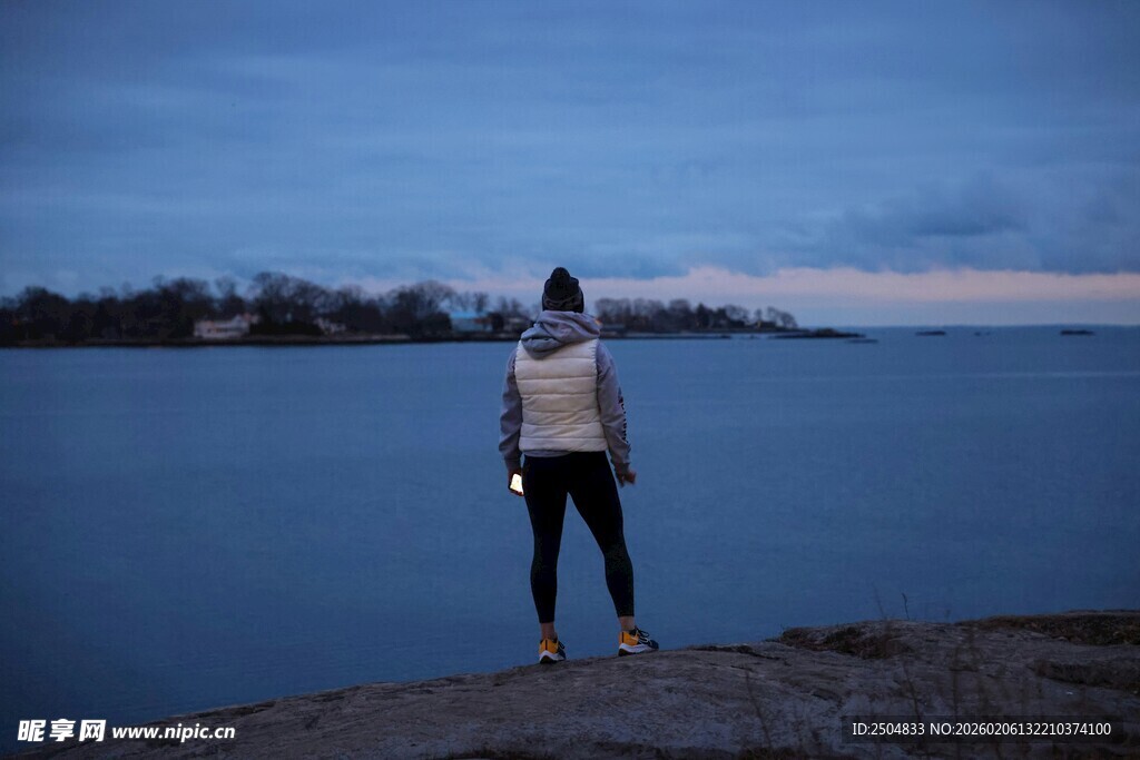 一人独赏湖畔暮色