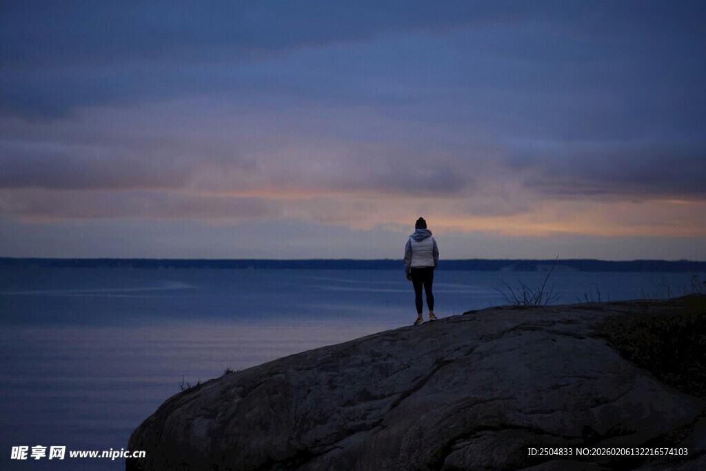 一人独赏海边暮色美景