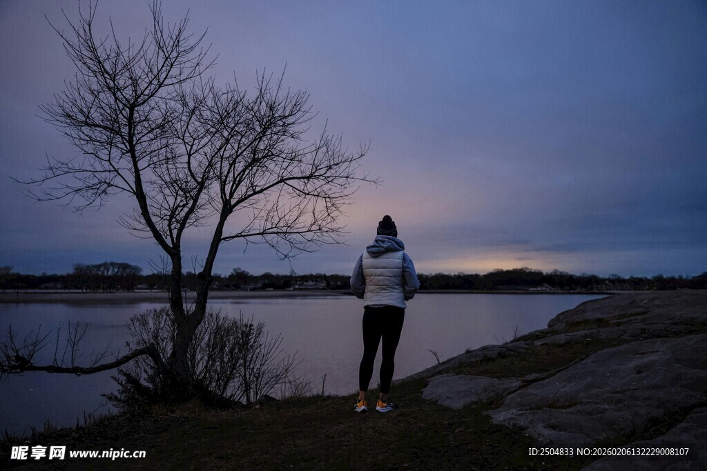 湖畔孤影 静赏黄昏美景