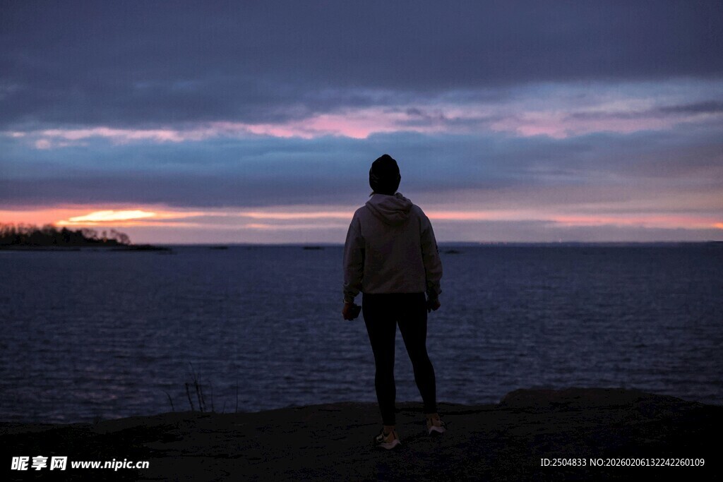 一人独赏海边黄昏美景