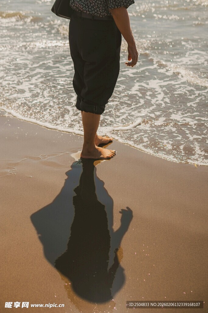 漫步海滩的孤独身影